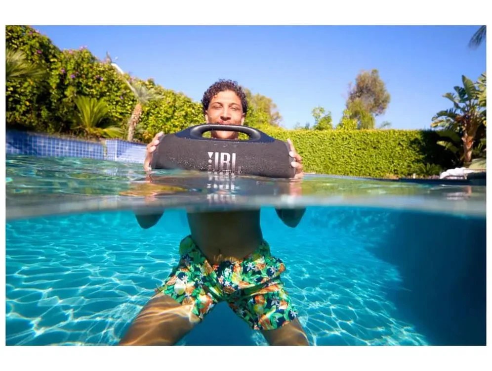 JBL în piscină